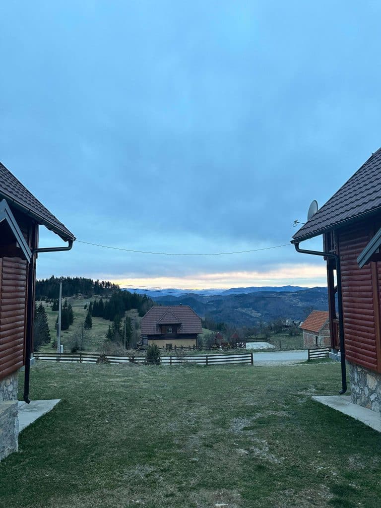 Sekulic na Tari pogled izmedju dve brvnare