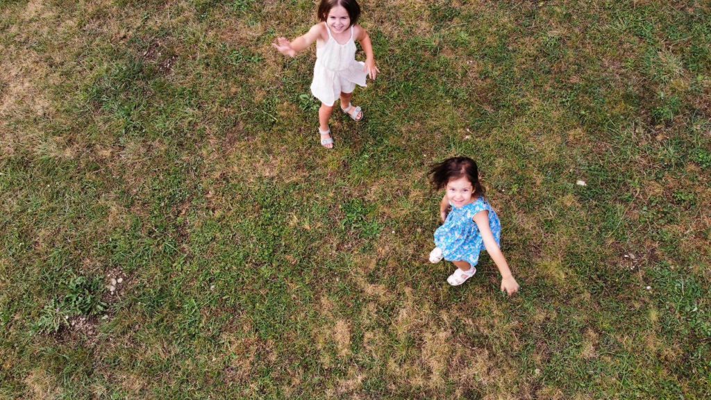 Deca uživaju u šetnji na planini Tara