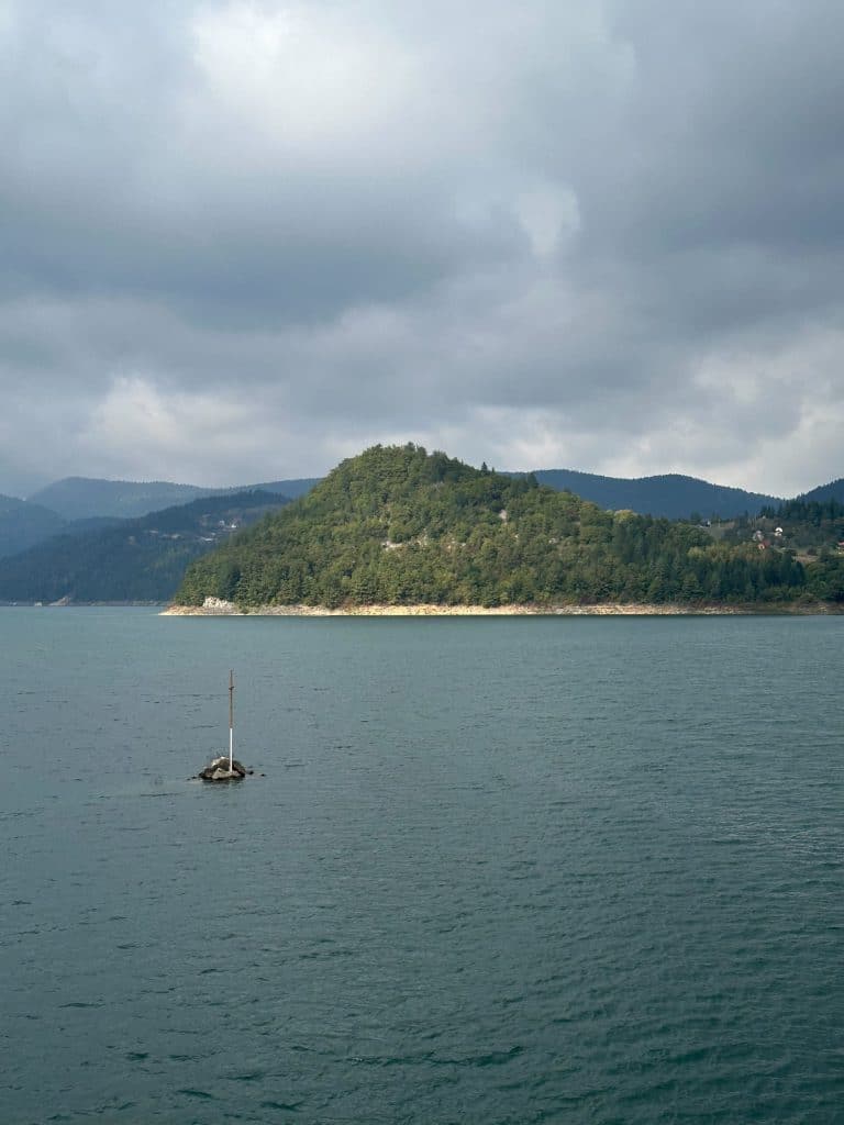 Zaovinsko jezero oblacan dan